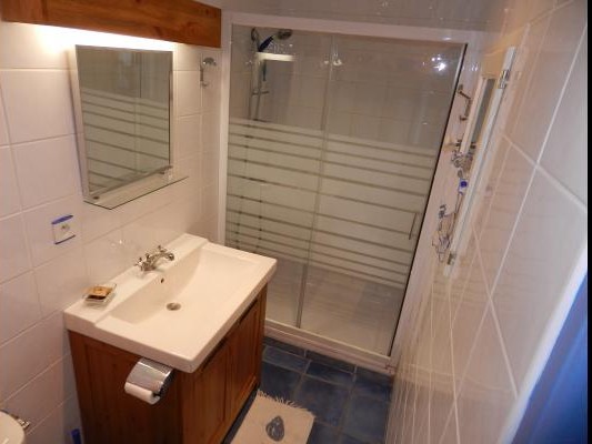 la salle d'eau mitoyenne à la chambre du Gite L'équipée pour 2 personnes à Rochefort en Charente maritime