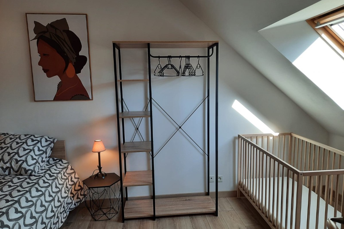 Chambre à l'étage avec lit de 140 et lit bébé et table à langer