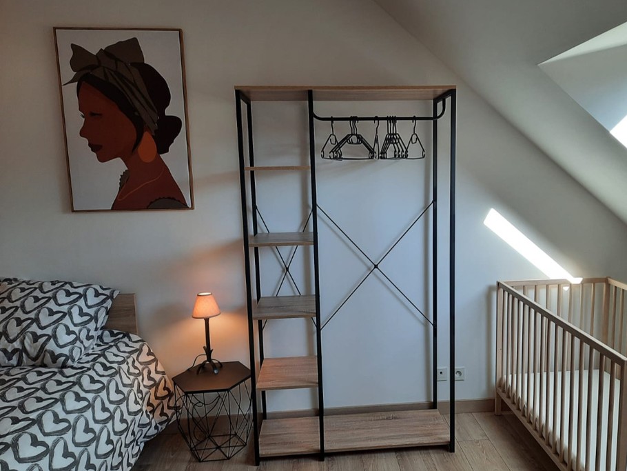 Chambre à l'étage avec lit de 140 et lit bébé et table à langer