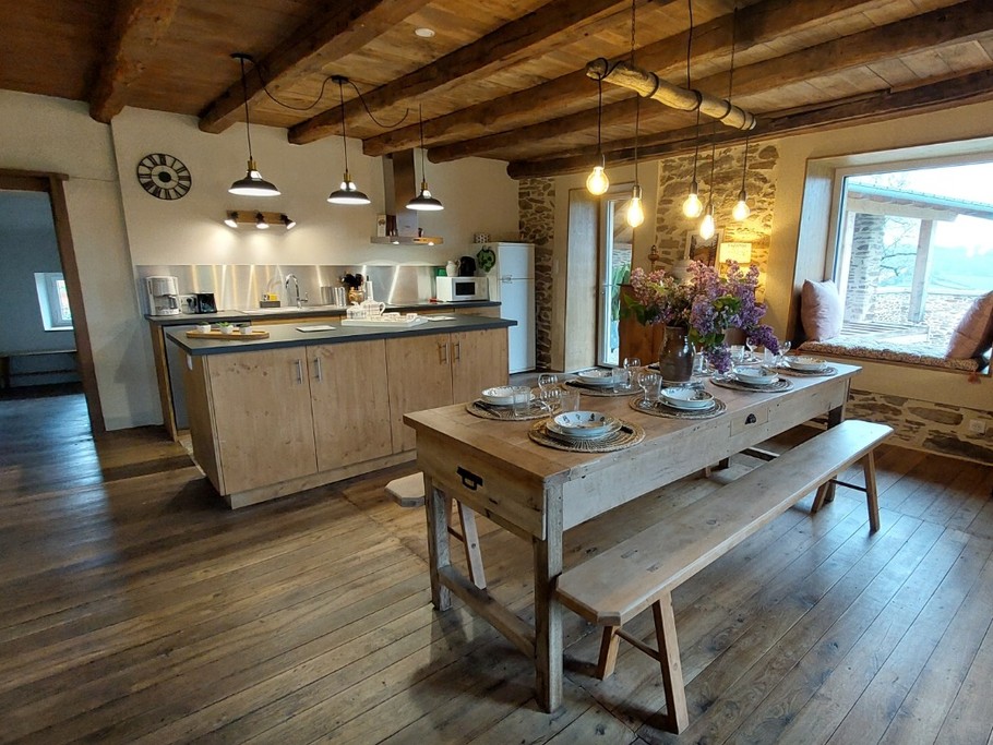 Spacieuse pièce à vivre avec cuisine équipée et coin salon cosy