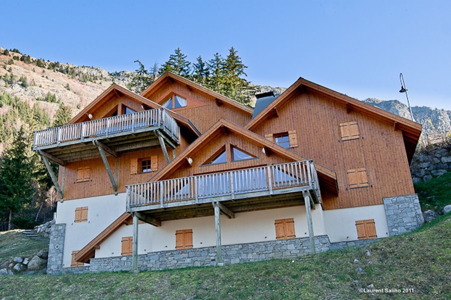 Chalet Eterlou en haut à gauche, Location toute l'année, Vue de face Saisons Printemps / Eté
