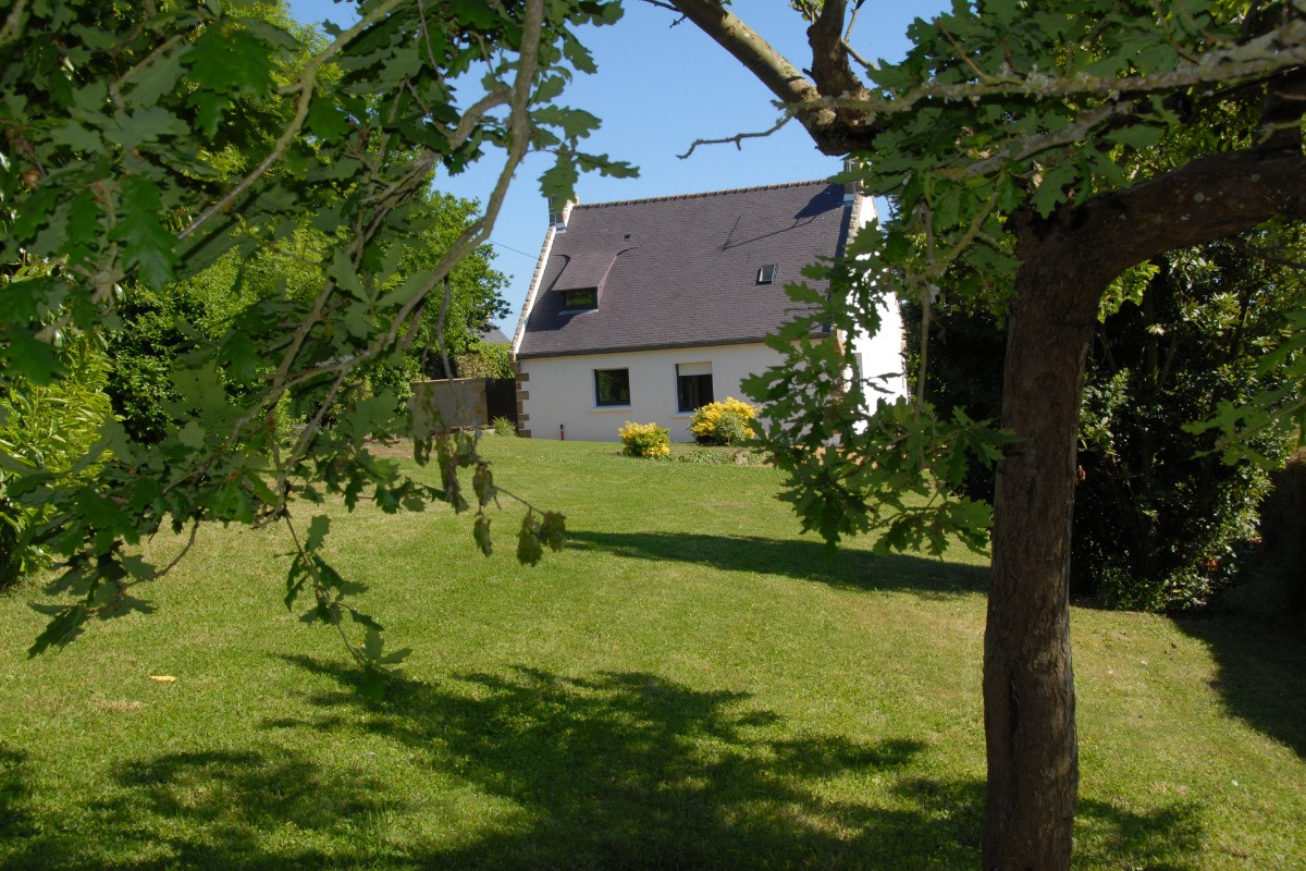 Jardin à l'arrière de la maison.