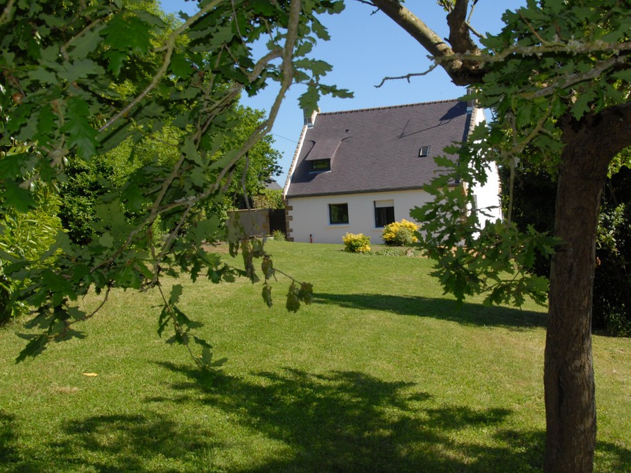 Jardin à l'arrière de la maison.
