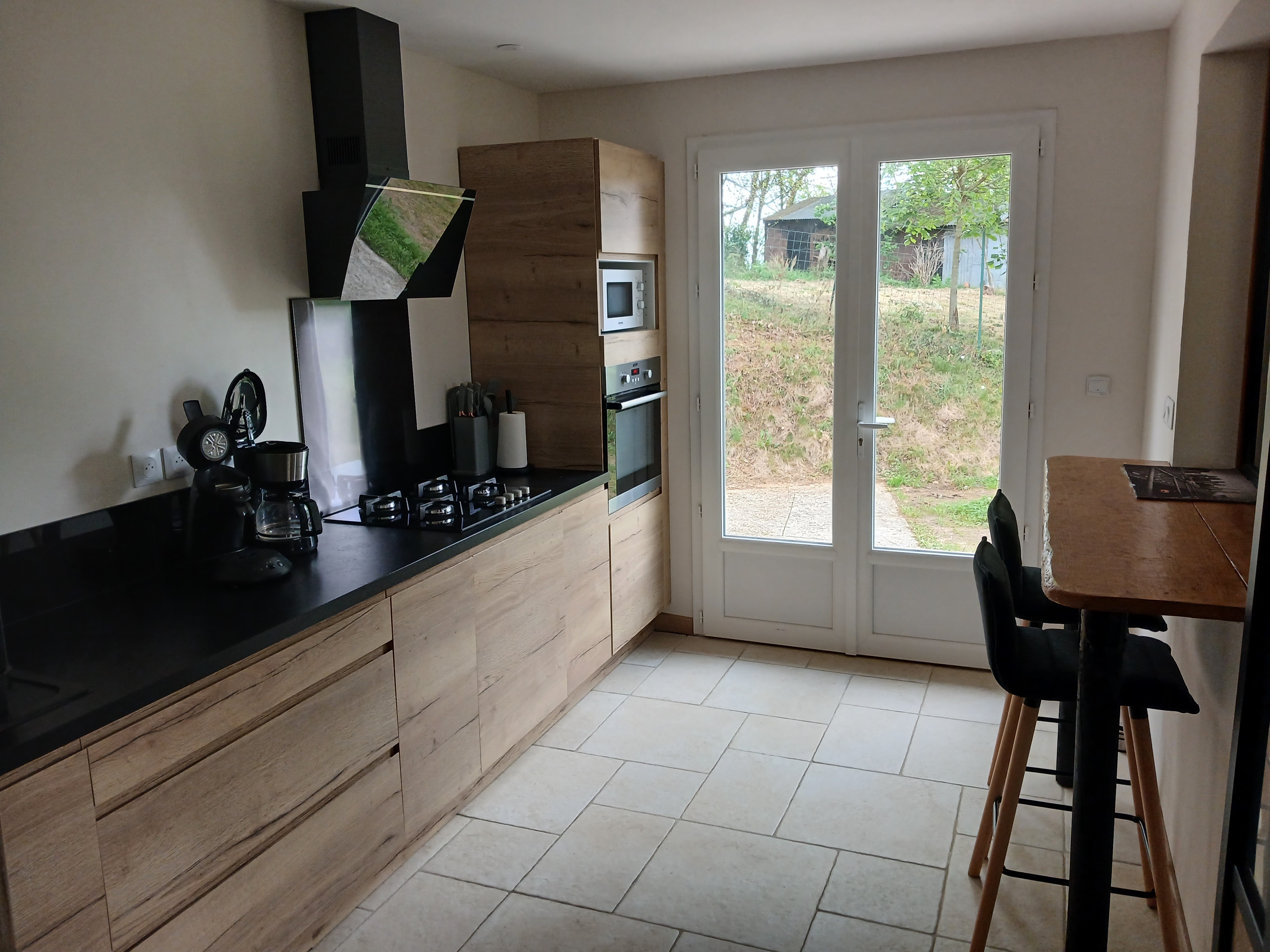 Cuisine vue sur l'extérieur - Gîte le Jardin d'André
