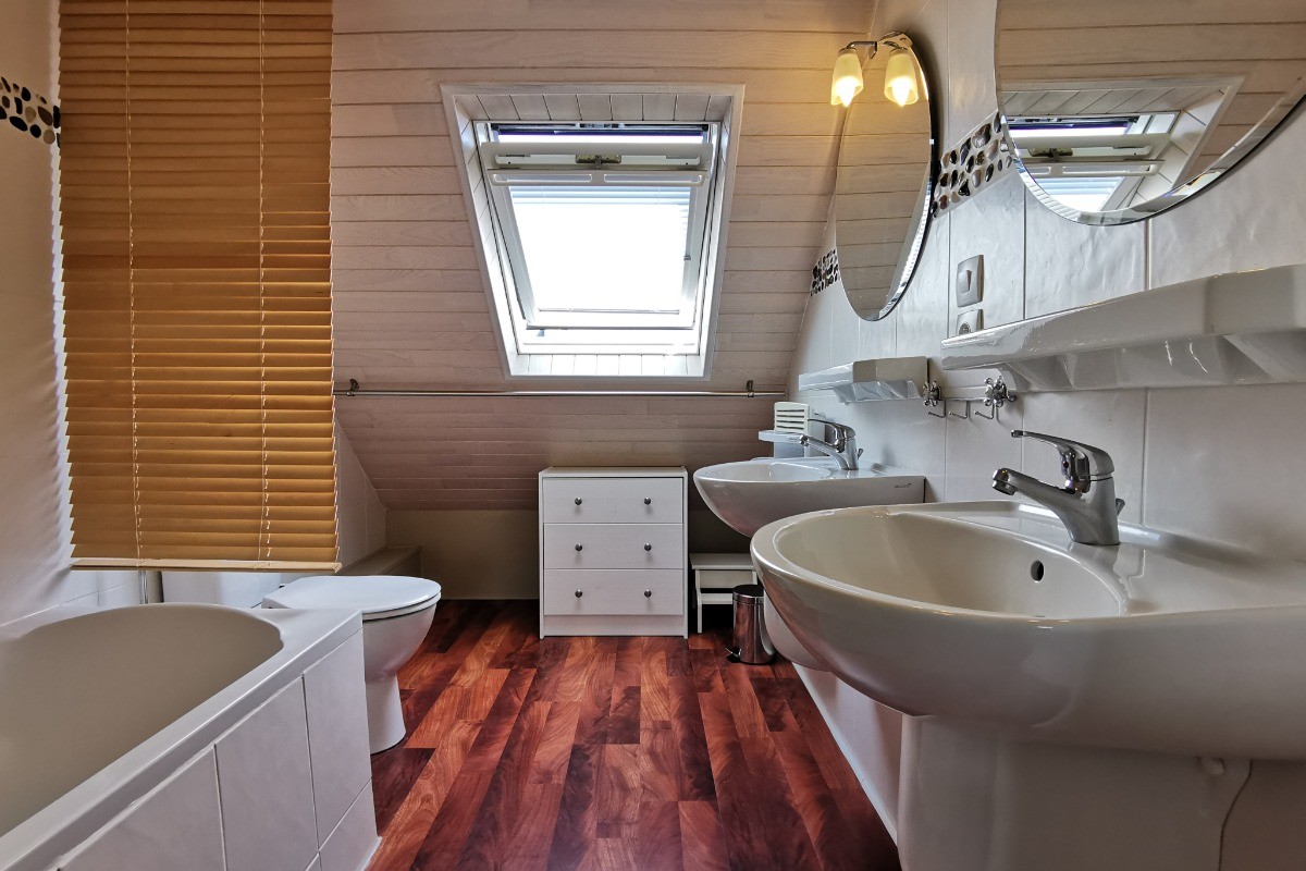 Etage: salle de bain avec WC