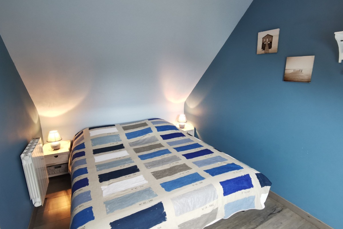 1er étage côté salon : 1 chambre avec un lit 160 et un lavabo