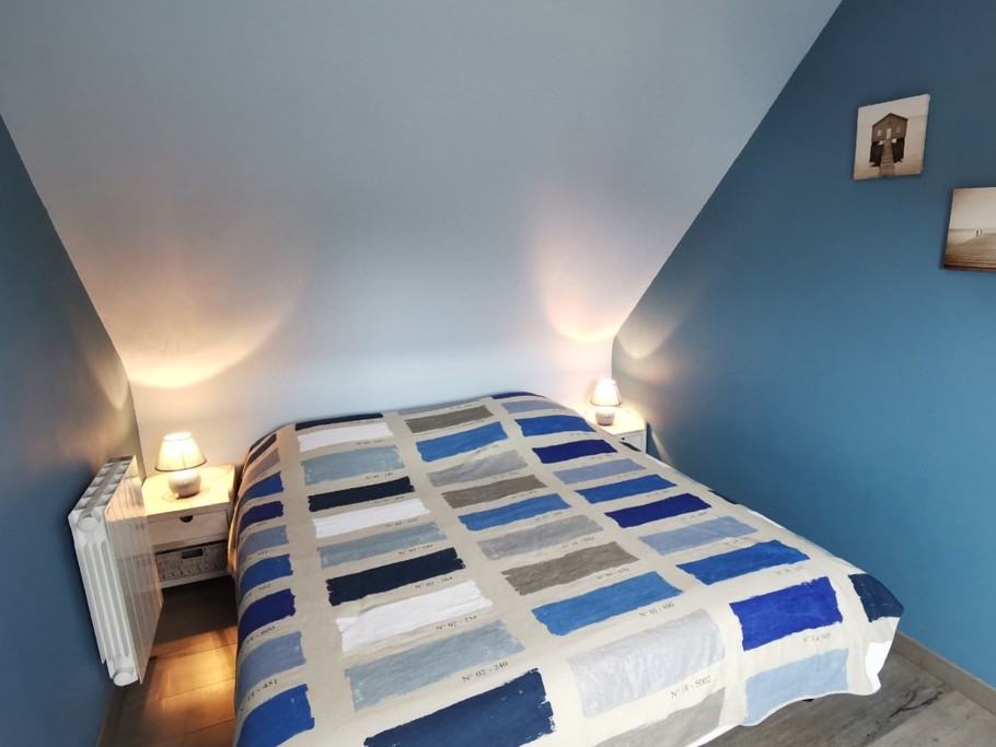 1er étage côté salon : 1 chambre avec un lit 160 et un lavabo