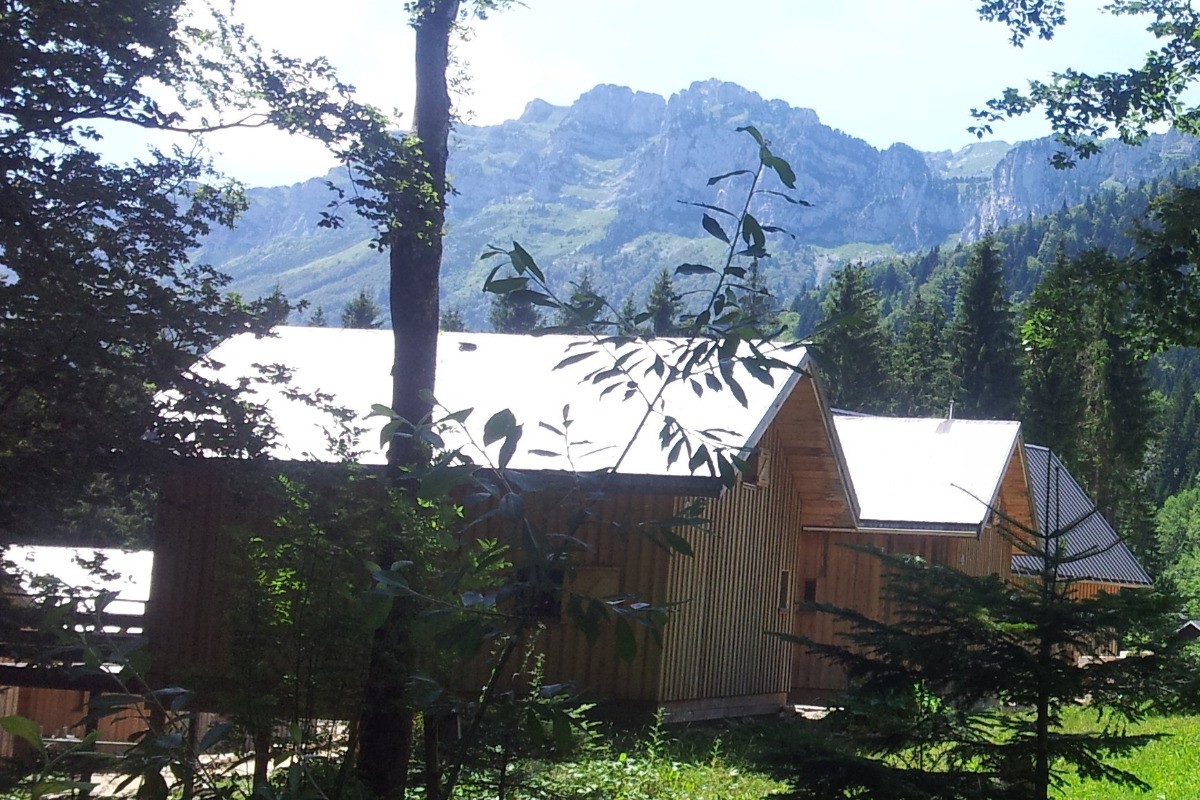 Vue des chalets saison avec hiver au premier plan - Vue de derrière depuis la forêt