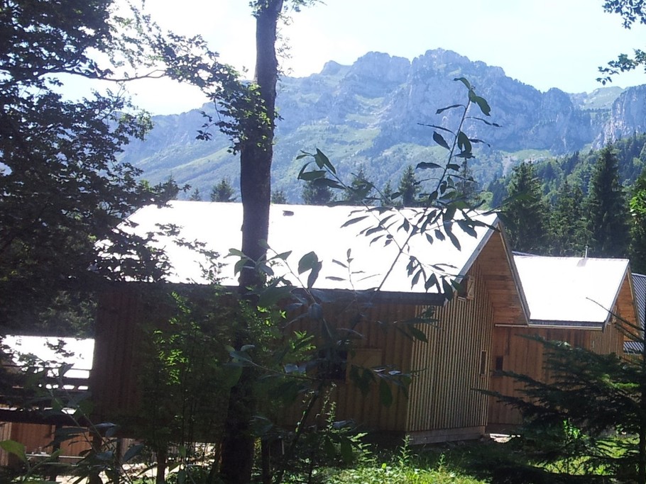 Vue des chalets saison avec hiver au premier plan - Vue de derrière depuis la forêt