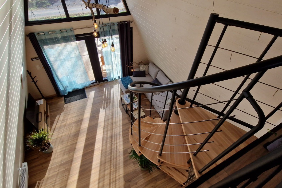 Le salon depuis la mezzanine - Chalet Ecureuil