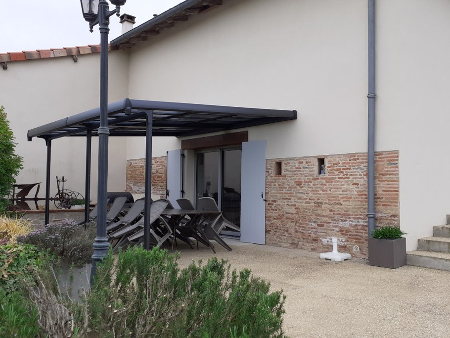 Terrasse couverte ( spa intérieur)