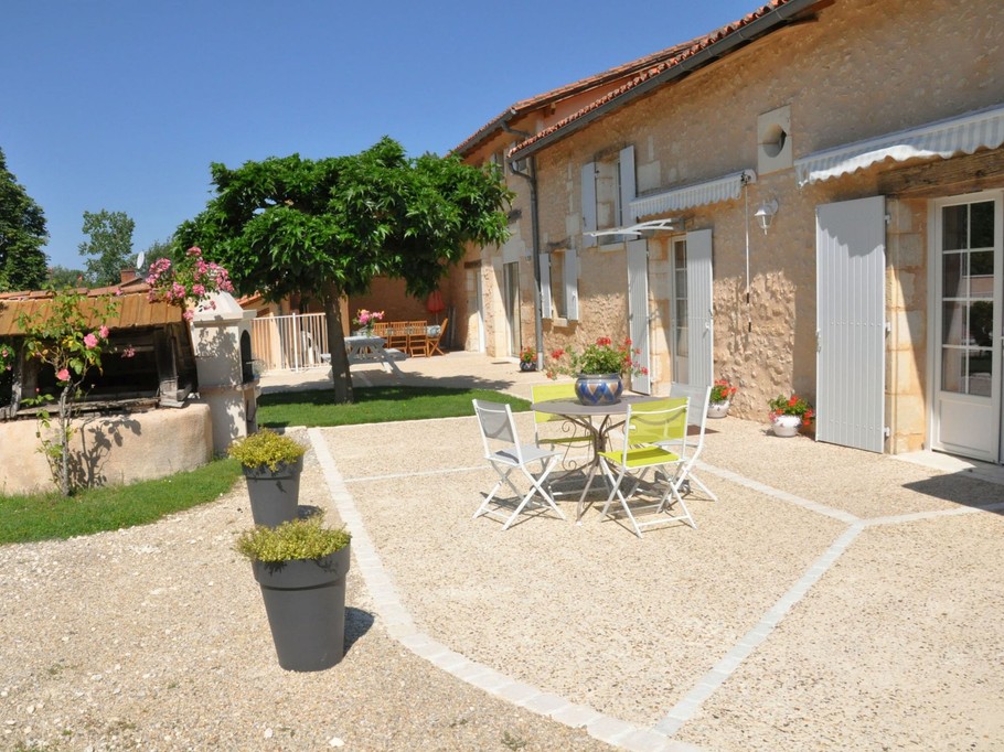 Gite La Grange Chez Bariot pour 10 personnes avec piscine et jacuzzi intérieur en Charente