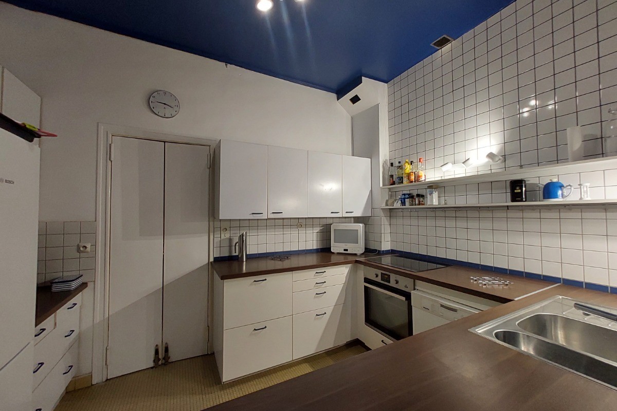 Cuisine attenante au coin repas : Lave vaisselle MIELE,micro ondes, plaque et four