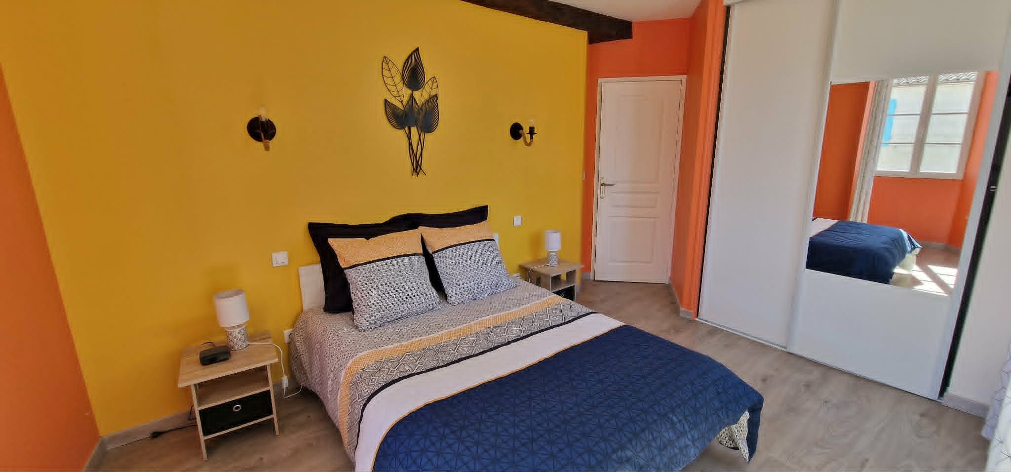 On the 1st floor, the yellow room at Logis de La Passerelle in Port d'Envaux