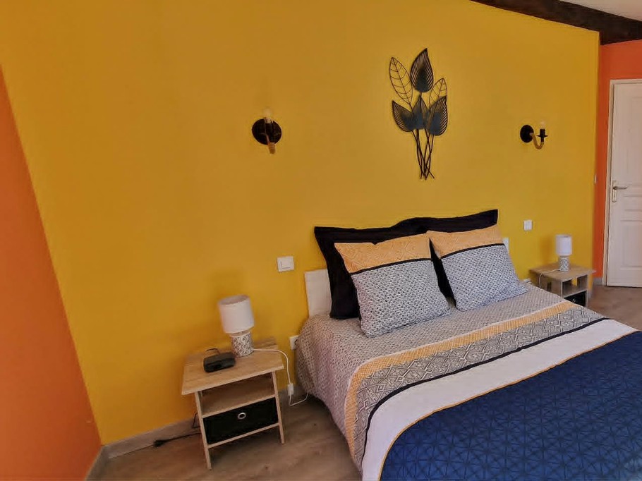 On the 1st floor, the yellow room at Logis de La Passerelle in Port d'Envaux
