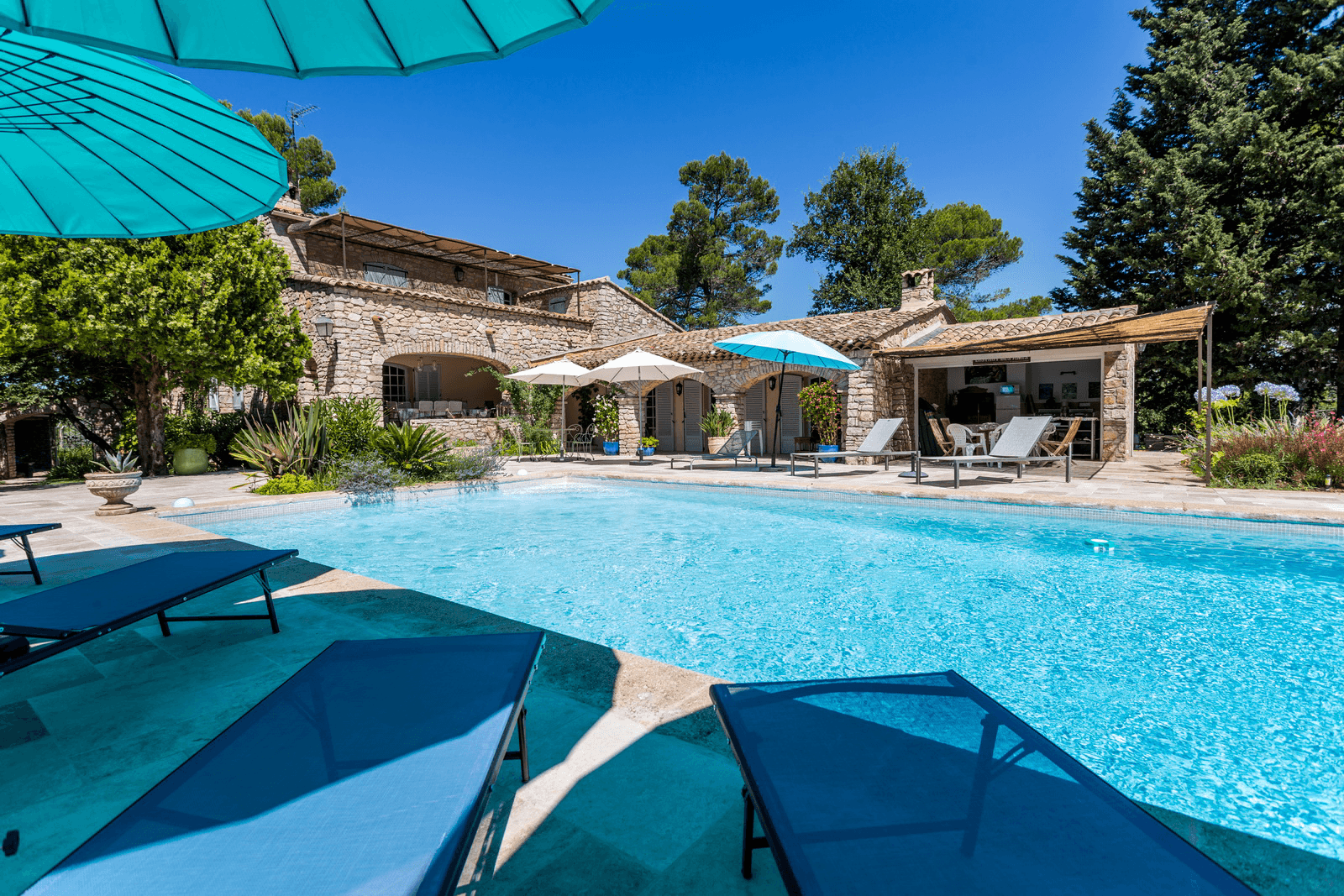 Vue d'ensemble piscine et Bastide L'HELION