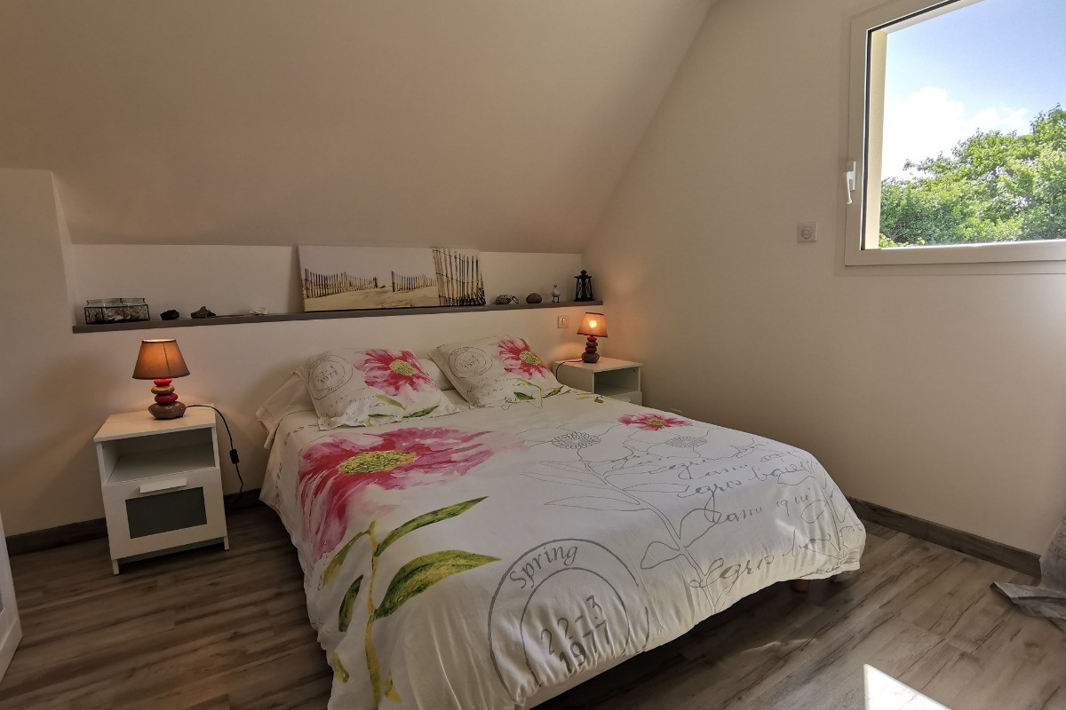 Une grande chambre avec un lit 140