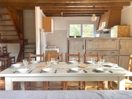 SÉJOUR - table pour 10 convives, cuisine, escalier pour accéder au second
