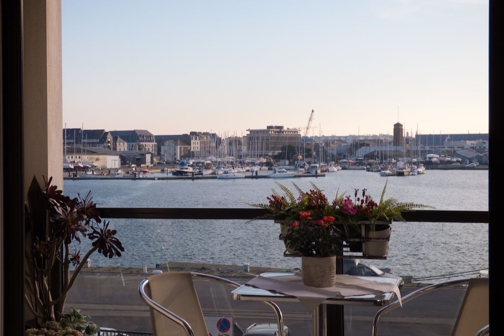 Terrasse avec une vue panoramique sur le port de plaisance et les remparts de la ville fortifiée de Saint-Malo.
