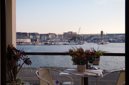 Terrasse avec une vue panoramique sur le port de plaisance et les remparts de la ville fortifiée de Saint-Malo.