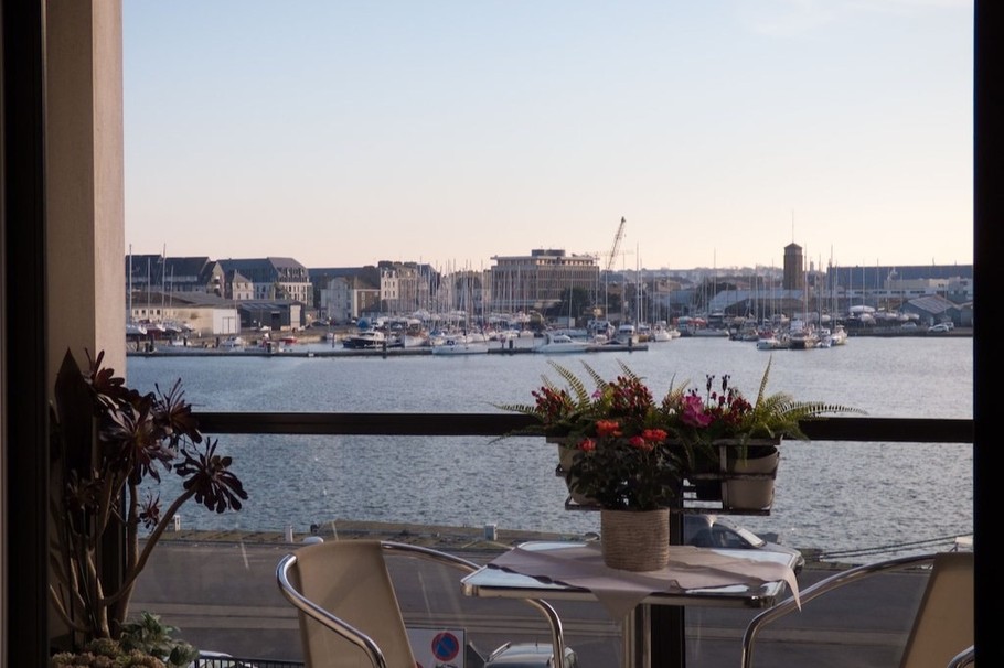 Terrasse avec une vue panoramique sur le port de plaisance et les remparts de la ville fortifiée de Saint-Malo.