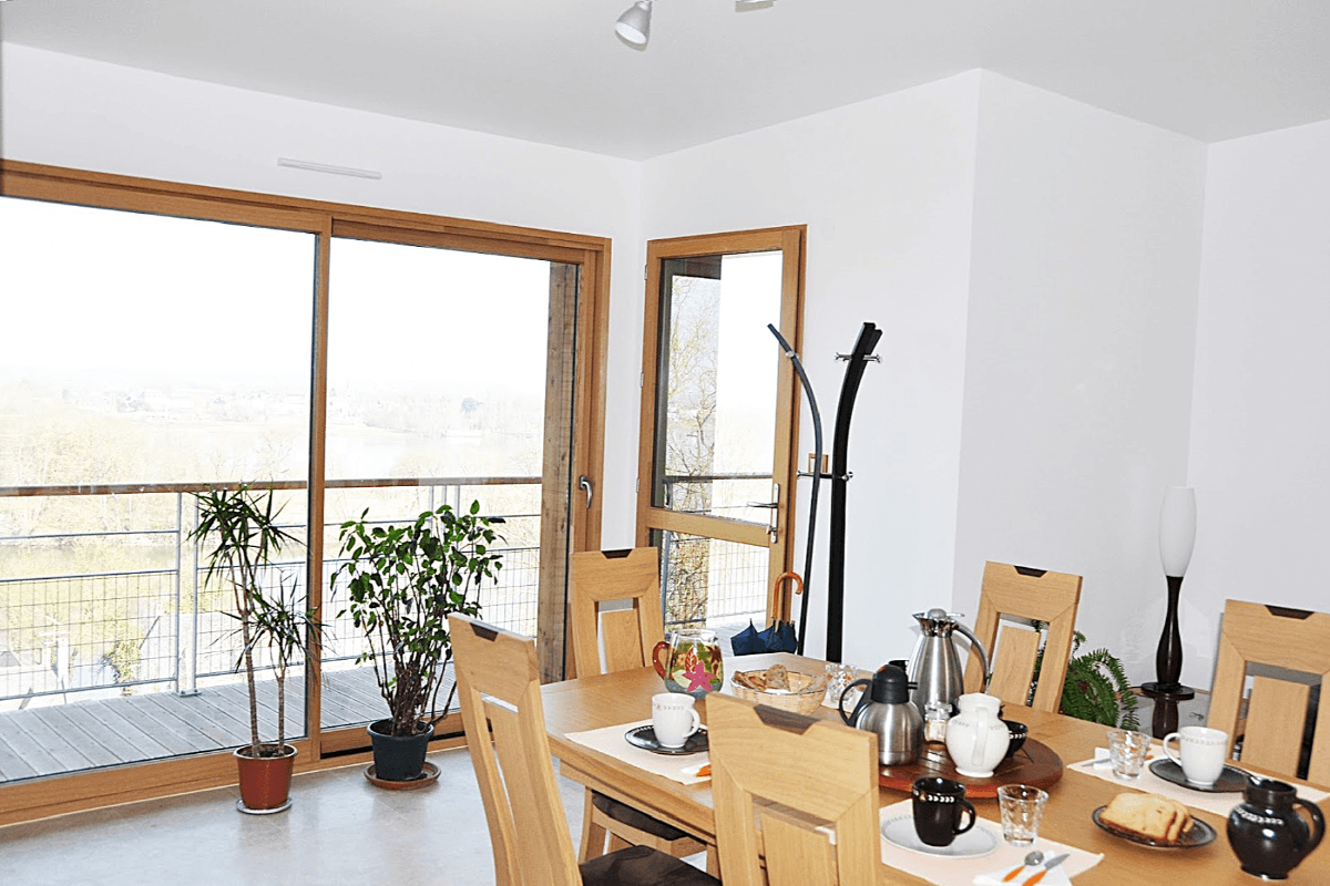Le petit déjeuner dans le salon d’hôtes
