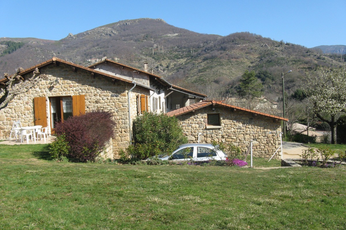 maison en pierres avec parking privatif