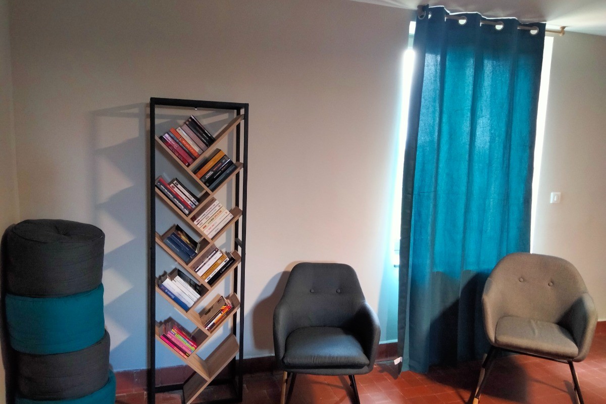 Gîte de Briante - salon au 1er etage bibliothèque