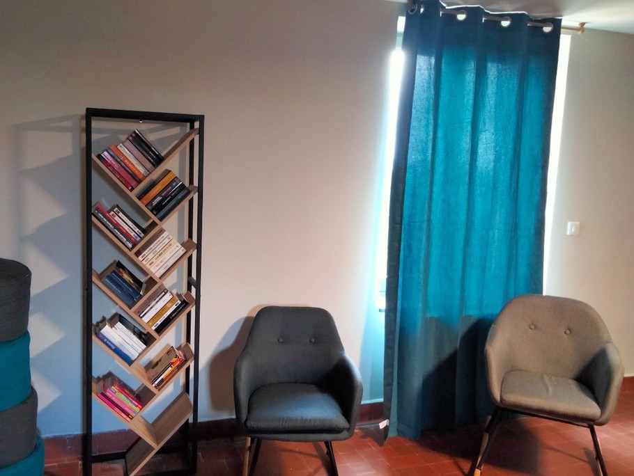 Gîte de Briante - salon au 1er etage bibliothèque