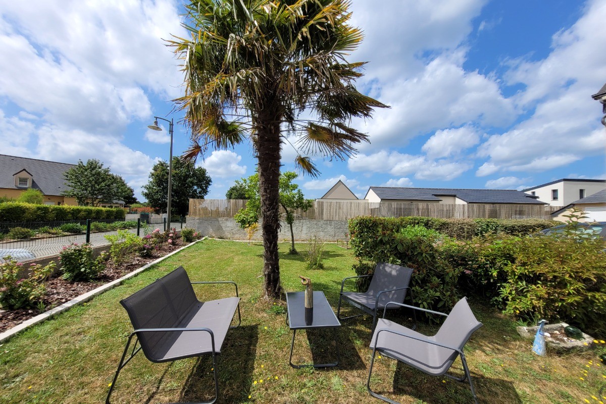 Location de vacances, 2 personnes, LANTIC, En pleine saison, les hortensias offriront une haie de panaché de bleu