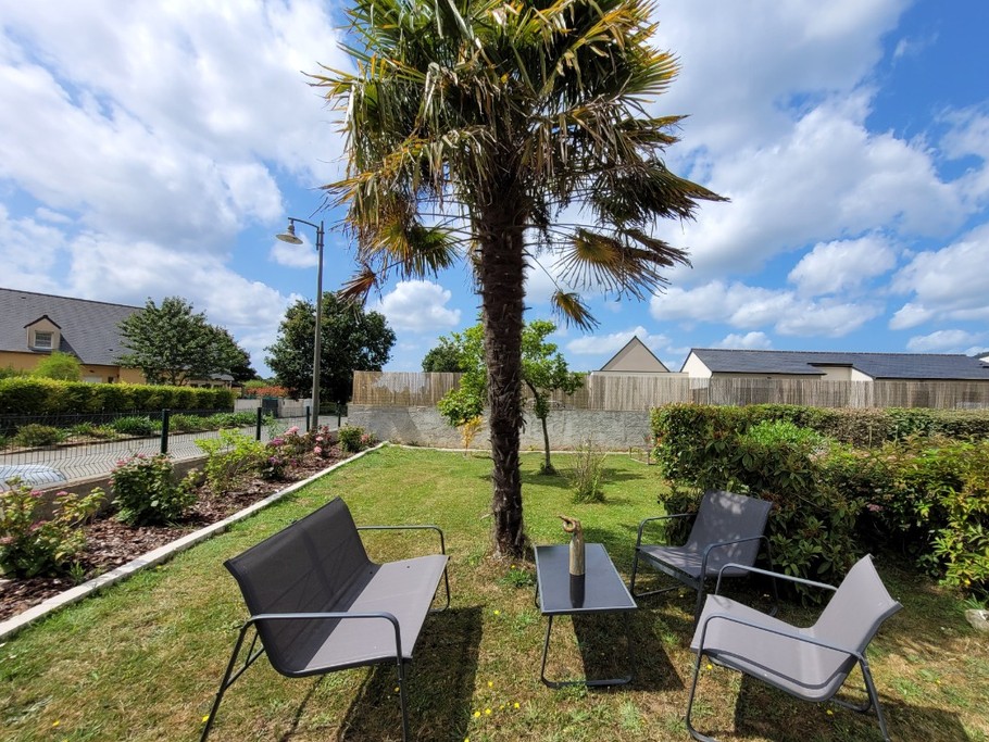 Location de vacances, 2 personnes, LANTIC, En pleine saison, les hortensias offriront une haie de panaché de bleu