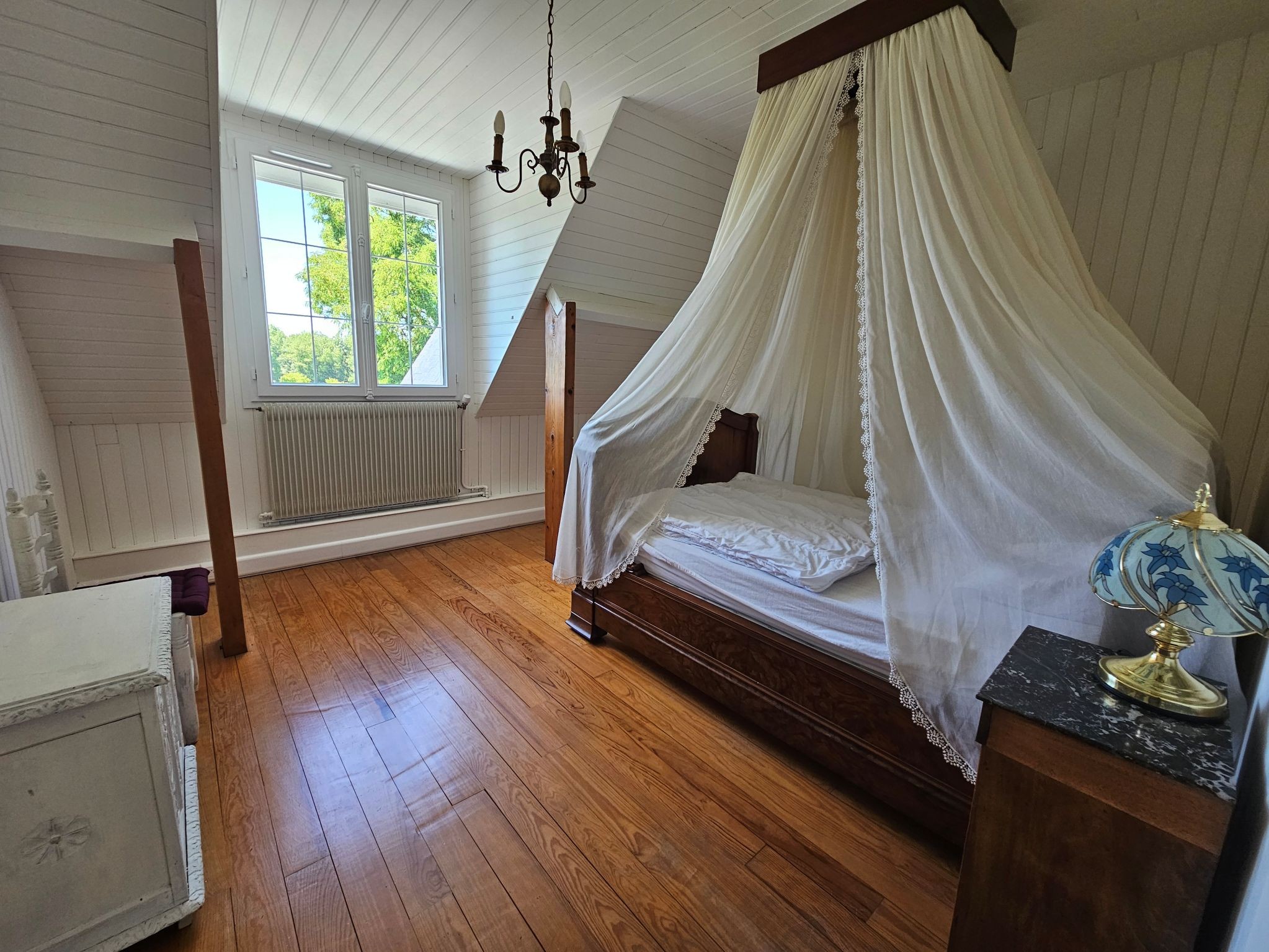 3e chambre du 1er étage pour 1 personne (120x190) avec lit à baldaquin