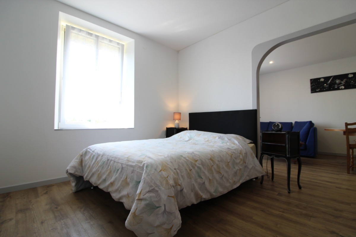 Coin chambre - Appartement Chez Reine - Location de vacances - Étival-Clairefontaine