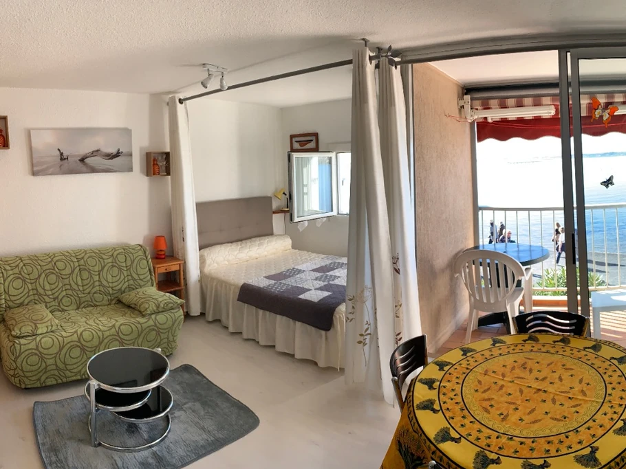 ensemble salon, chambre, loggia et coin repas (partie)