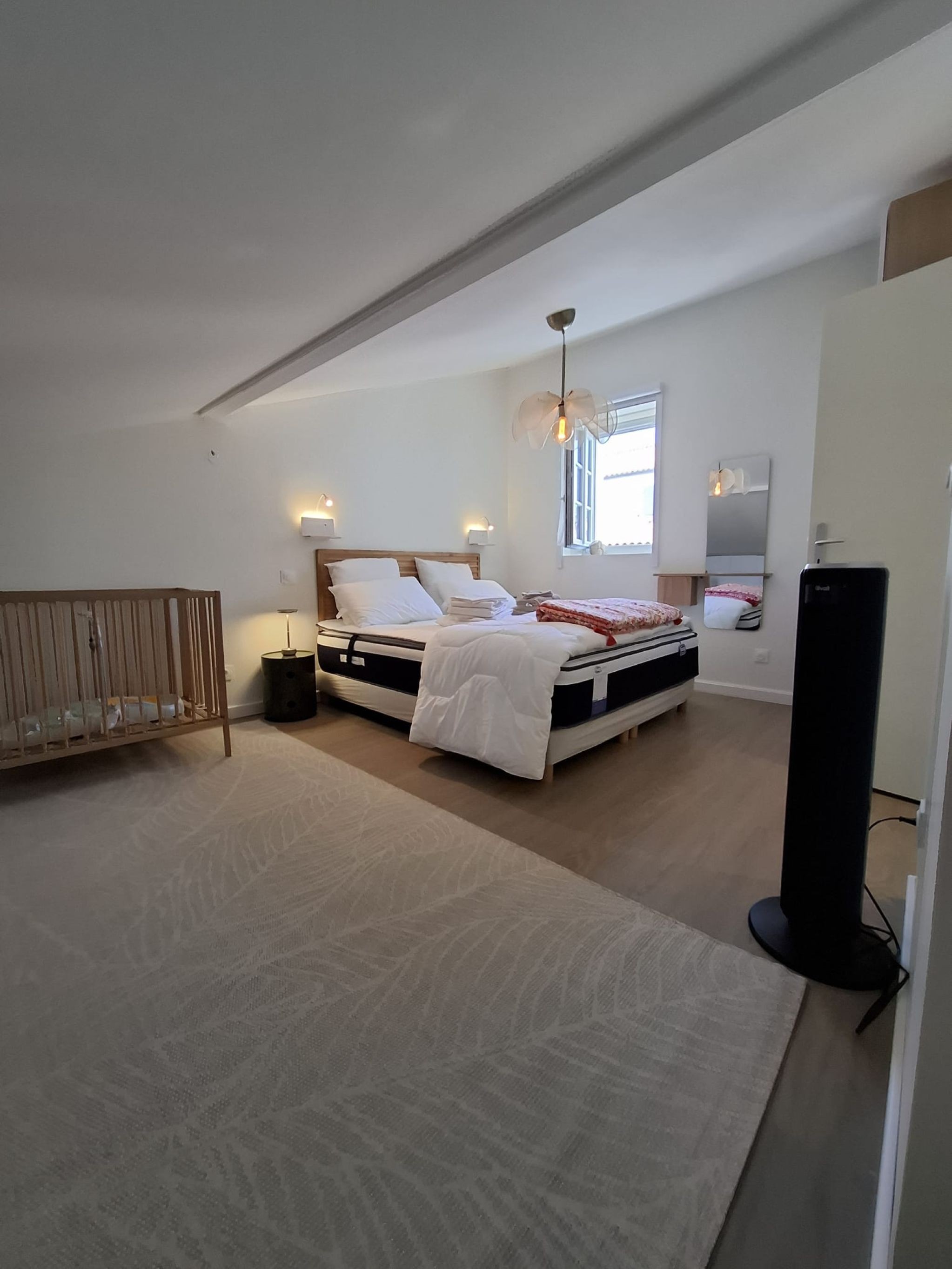 Family room for 4 people, 15 m², on the first floor, with 1 bed measuring 180x200 and 2 beds measuring 80x200 (not visible)