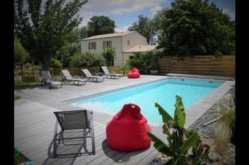 Piscine chauffée, zen, avec plage immergée pour bébé....