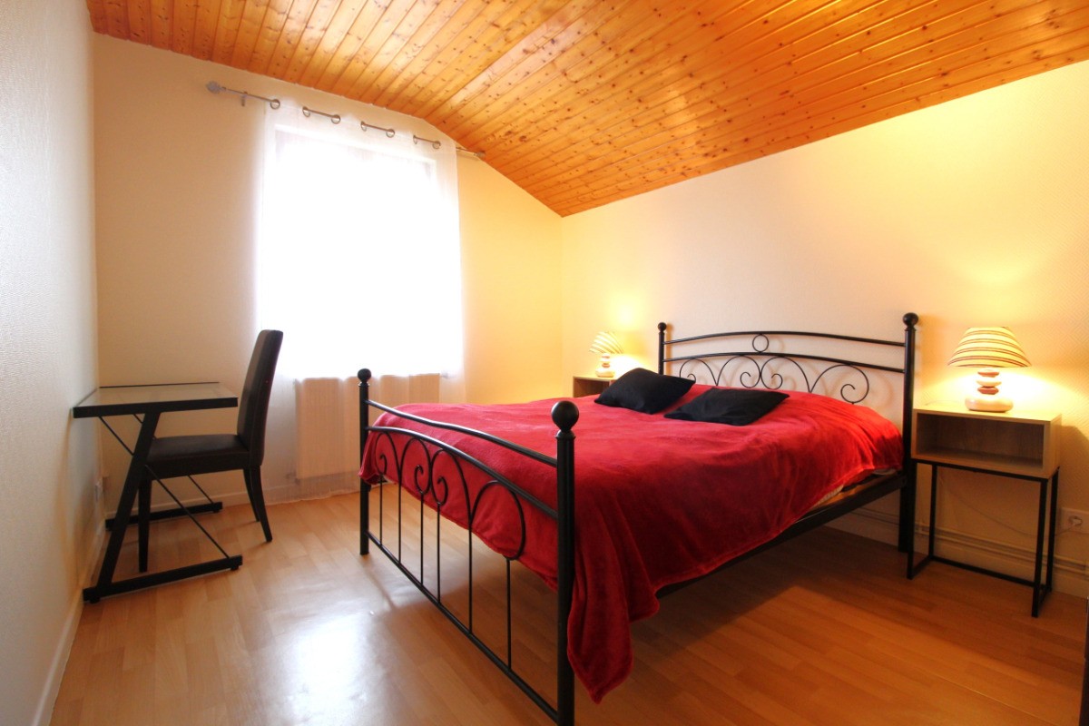 Chambre 3 avec son lit double et son bureau