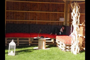 Près de la piscine,espace détente avec prêt de livres en saison