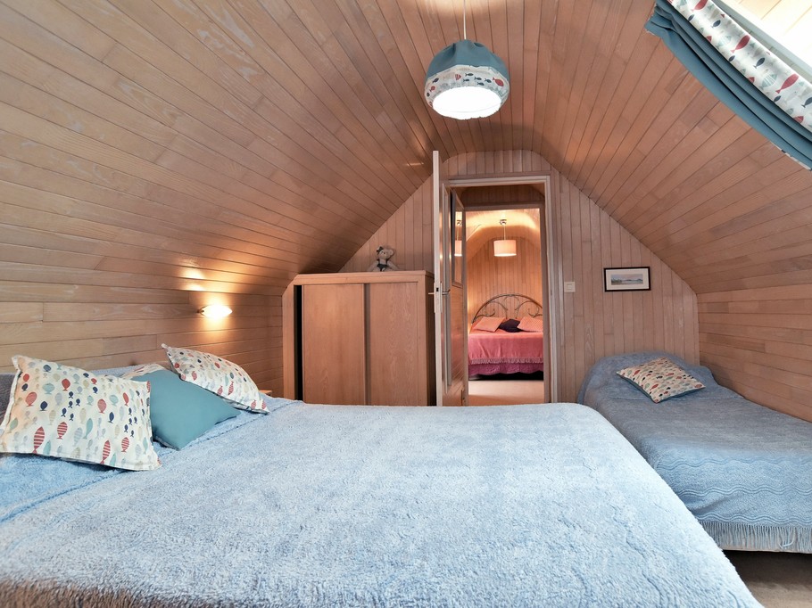 Chambre pour 3 personnes (1 lit pour 2 personnes 140 cm et 1 lit pour 1 personne 80 cm)