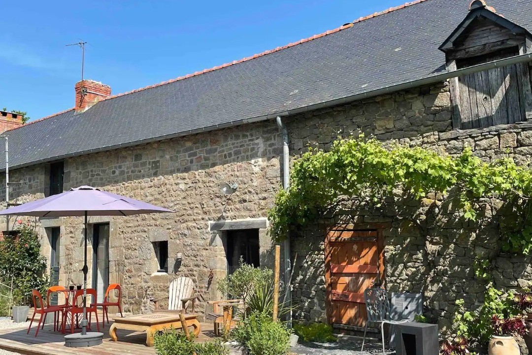Façade de la longère, rénovée dans une ancienne ferme. Plusieurs terrasses et espaces détente à votre disposition, sans vis-à-vis