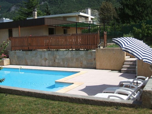 piscine et plage avec transats