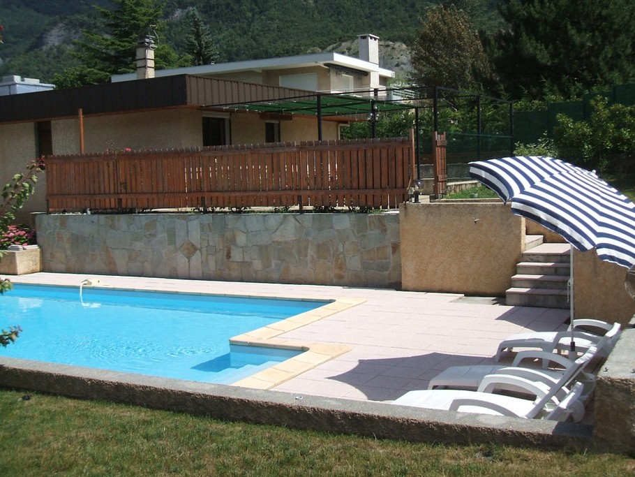 piscine et plage avec transats