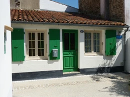 Maison MISTINGUETTE avec cour commune sur l'ile de Ré, aux Portes en Ré en Charente maritime