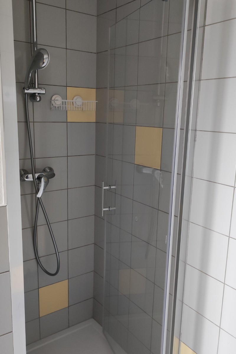 Chambre 3 et douche attenante - Gîte collectif La Ruche