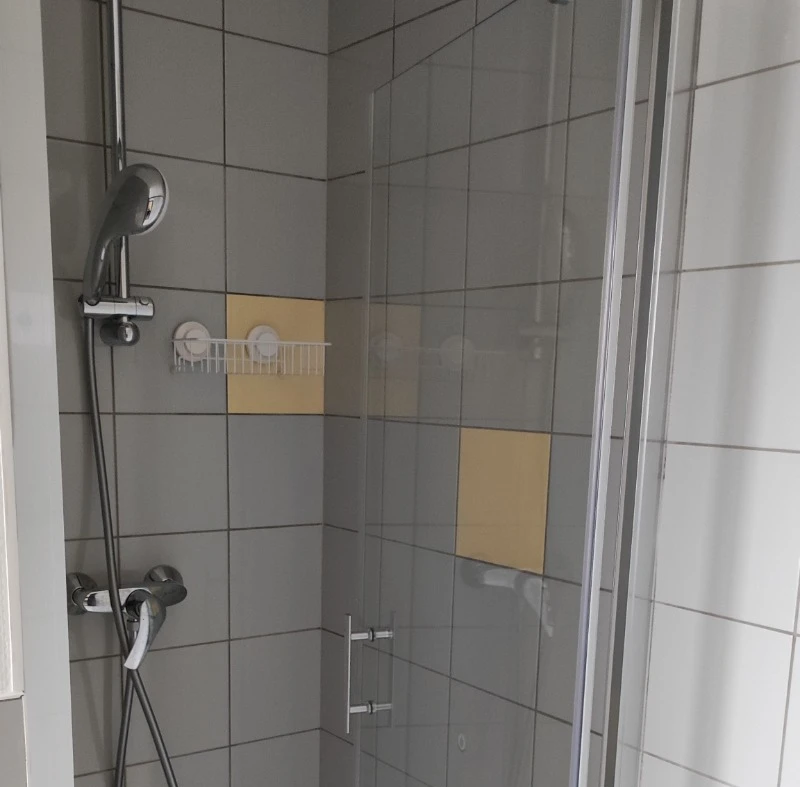 Chambre 3 et douche attenante - Gîte collectif La Ruche