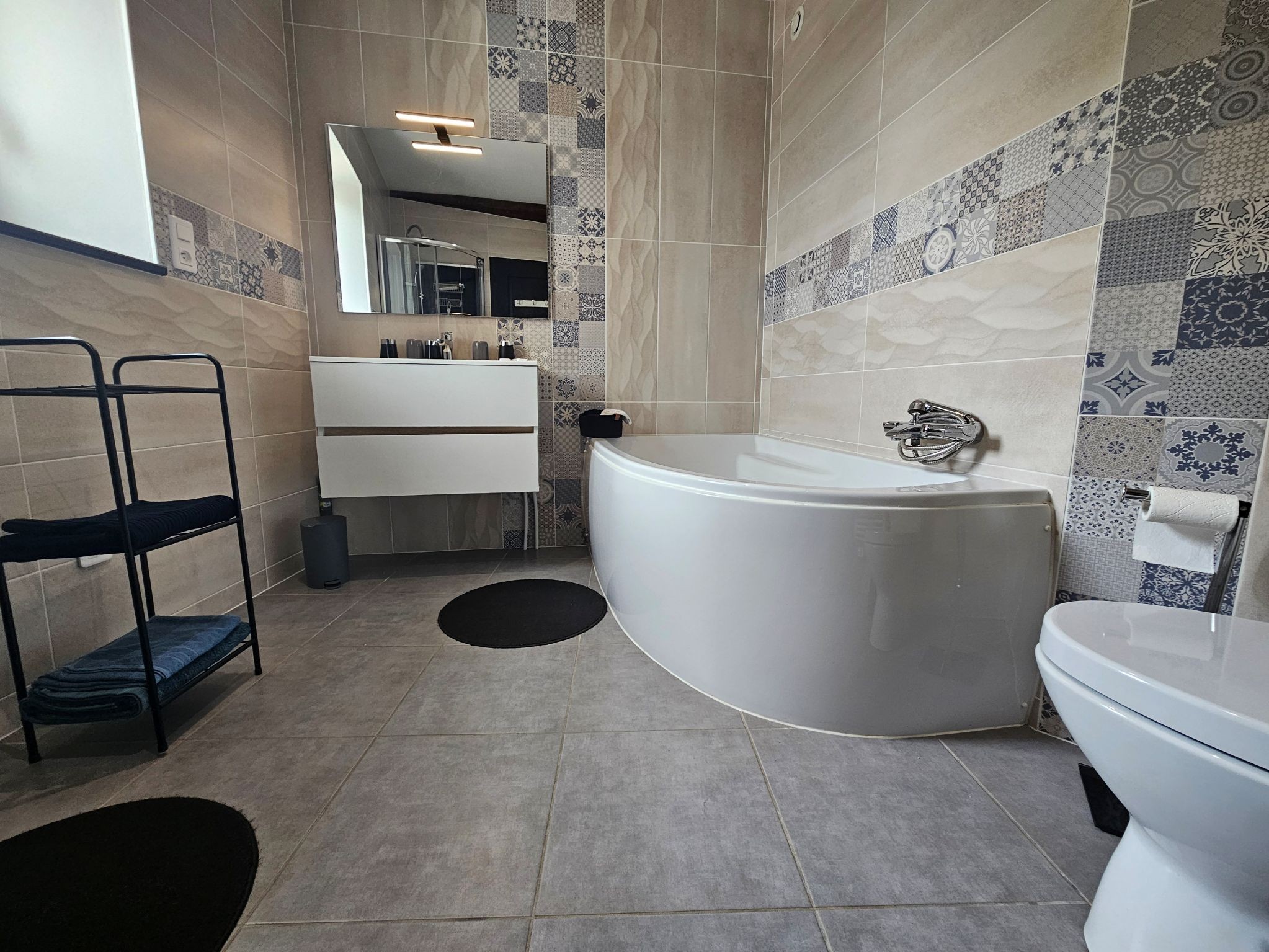 The bathroom with shower and toilet on the 1st floor of the Logis de La Passerelle in Port d'Envaux