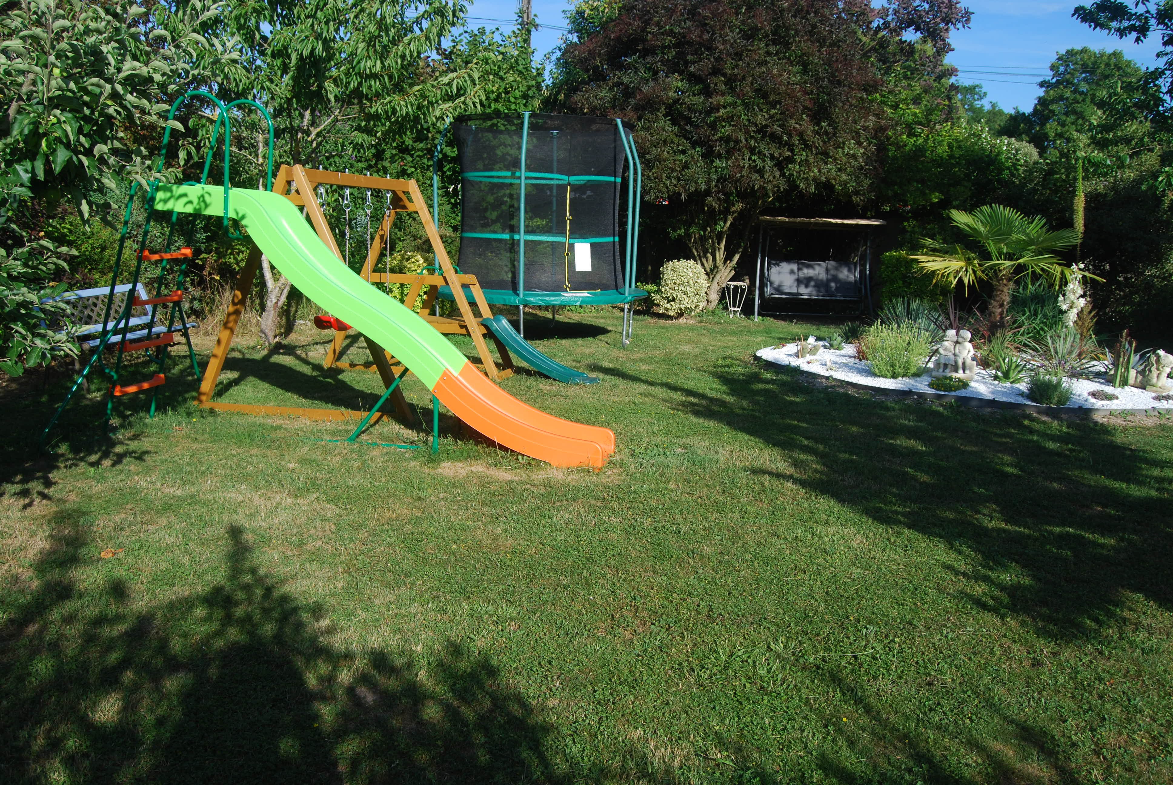 Jardin, espace jeux pour enfants.