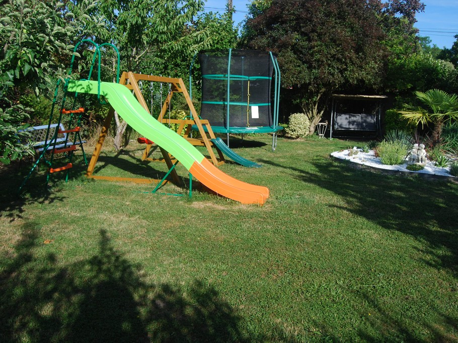 Jardin, espace jeux pour enfants.