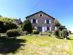 Maison de vacances avec terrasse aménagée, barbecue fixe et terrain ombragé.