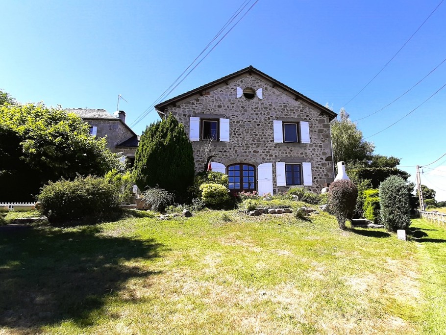 Maison de vacances avec terrasse aménagée, barbecue fixe et terrain ombragé.